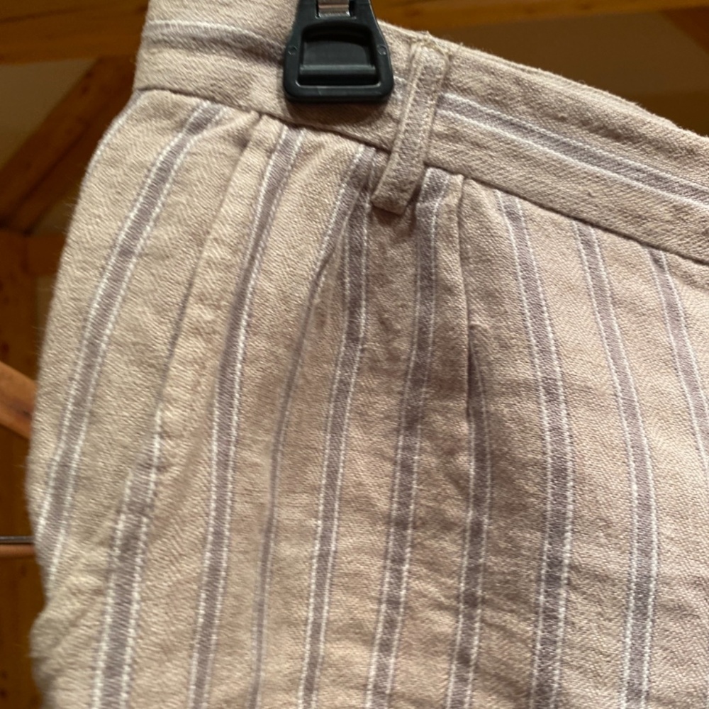 Linen shorts in cream with gray stripes - Picture 3 of 7